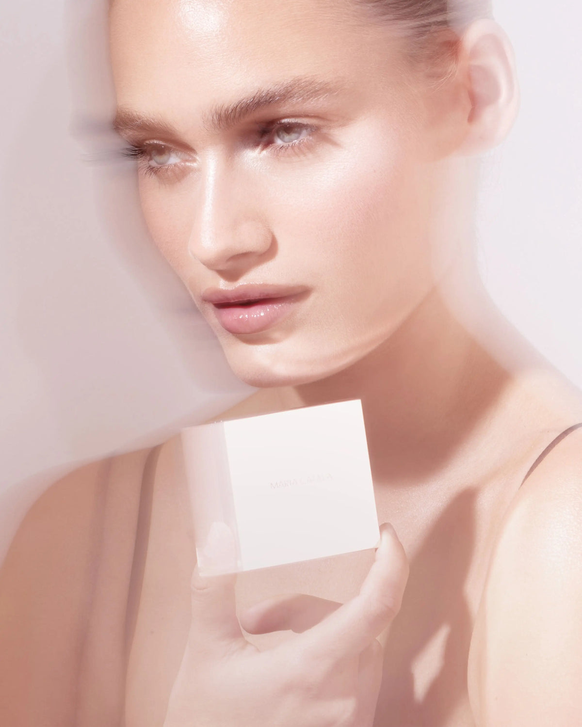 BACK IN STOCK
<br>
Flashlight Highlighting Powder 02 NEUTRAL